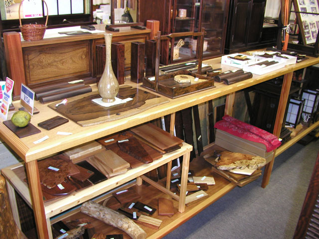 倉庫・展示場 敷き板　他   井上唐木 木の文化 世界の銘木 唐木専門 工芸 素材 原木 材料 製品 家具 製材 製造 販売 加工 修理 紫檀 黒檀 鉄刀木 花櫚 花梨 瘤 黒柿 白檀 黄楊 欅