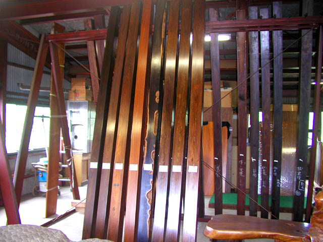 工場２階 展示２ 床柱 8本   井上唐木 木の文化 世界の銘木 唐木専門 工芸 素材 原木 材料 木材 木工 木製 製品 家具 製材 製造 販売 加工 修理 紫檀 黒檀 鉄刀木 花櫚 花梨 瘤 黒柿 白檀 黄楊 欅